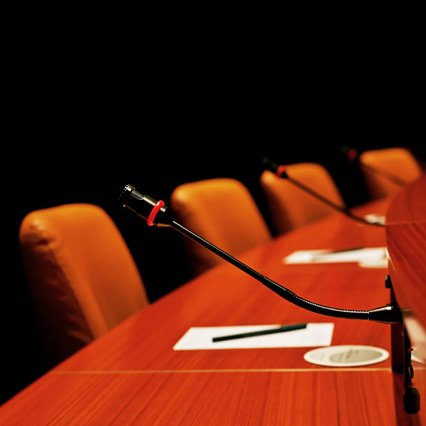 xl mesa redonda para conferencias - cabinet meeting fotografías e imágenes de stock