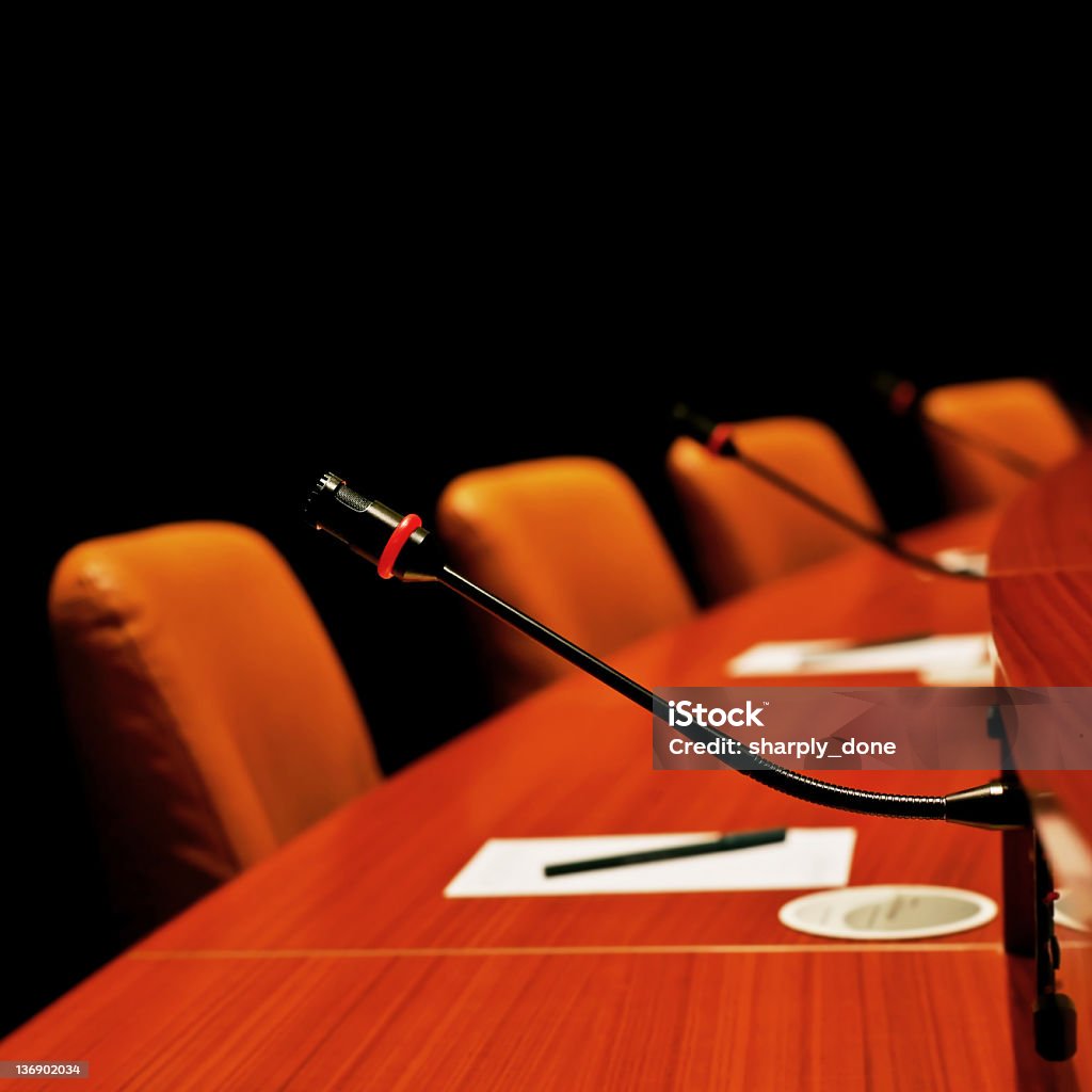 XL круглый стол для конференций - Стоковые фото Заседание кабинета роялти-фри