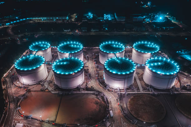 réservoir de sphères de stockage d’huile la nuit - gaz naturel liquéfié photos et images de collection