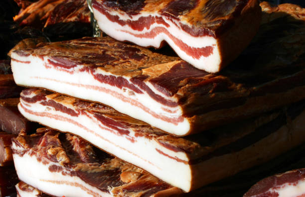 tocino de cerdo seco doméstico - smoked bacon fotografías e imágenes de stock