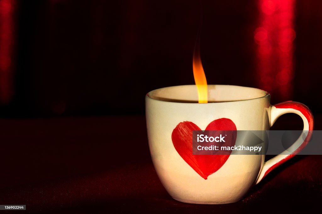 Romantique aux chandelles en amoureux tasse de café - Photo de Amour libre de droits