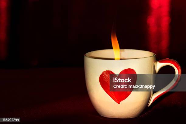 Romantica A Lume Di Candela In Amore Tazza Di Caffè - Fotografie stock e altre immagini di Ambientazione tranquilla