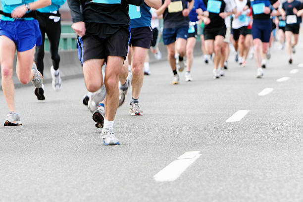 марафонцев крупным планом - distance running фотографии стоковые фото и изображения