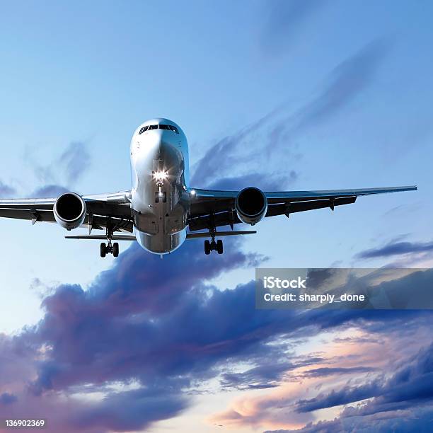 Odrzutowy Samolot Pasażerski Lądowania O Zachodzie Słońca - zdjęcia stockowe i więcej obrazów Samolot transportowy