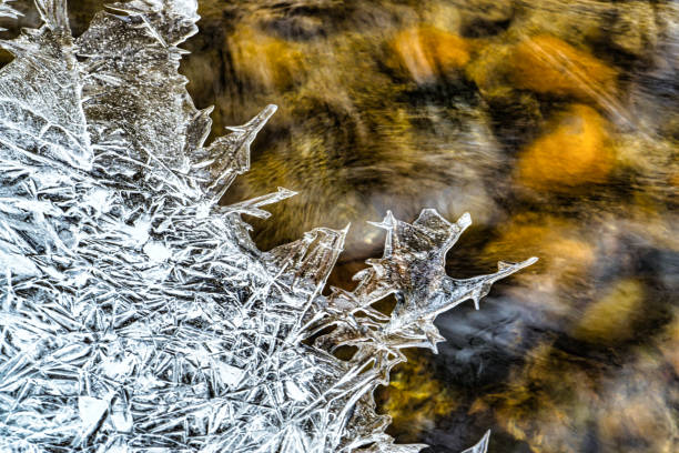 hielo sobre el arroyo - pitts fotografías e imágenes de stock