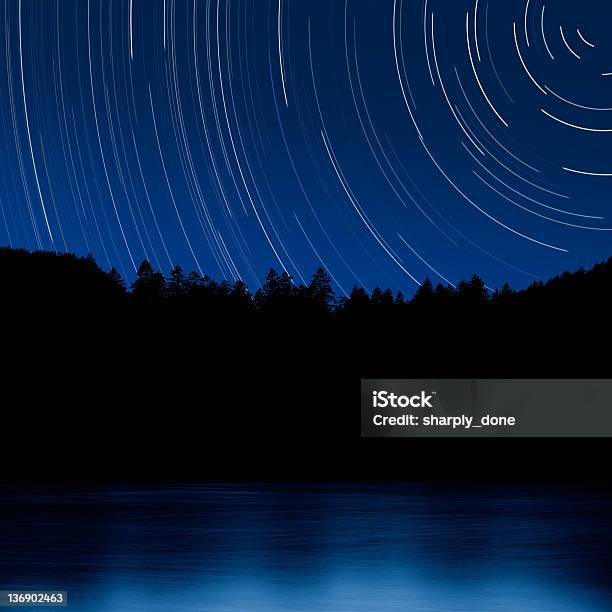 Photo libre de droit de Xl Forêt Et Le Lac De Nuit Avec Les Étoiles banque d'images et plus d'images libres de droit de Bois - Bois, Canopée, Minnesota