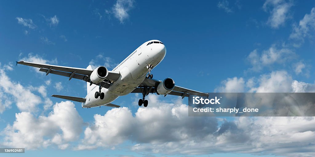 XL avião a jato no céu brilhante landing - Foto de stock de Avião royalty-free