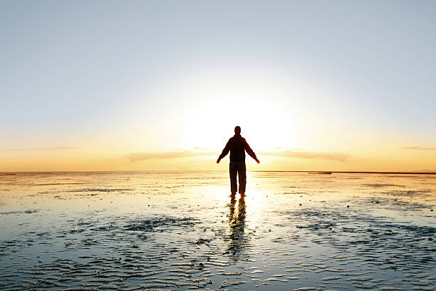 xl inspirierte mann silhouette - applauding contemplation praying arms outstretched stock-fotos und bilder