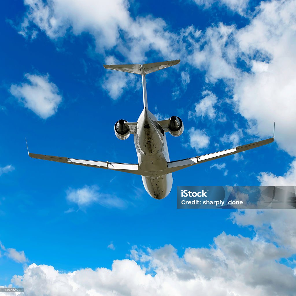 XL corporate jet aereo atterraggio nel cielo luminoso - Foto stock royalty-free di A mezz'aria