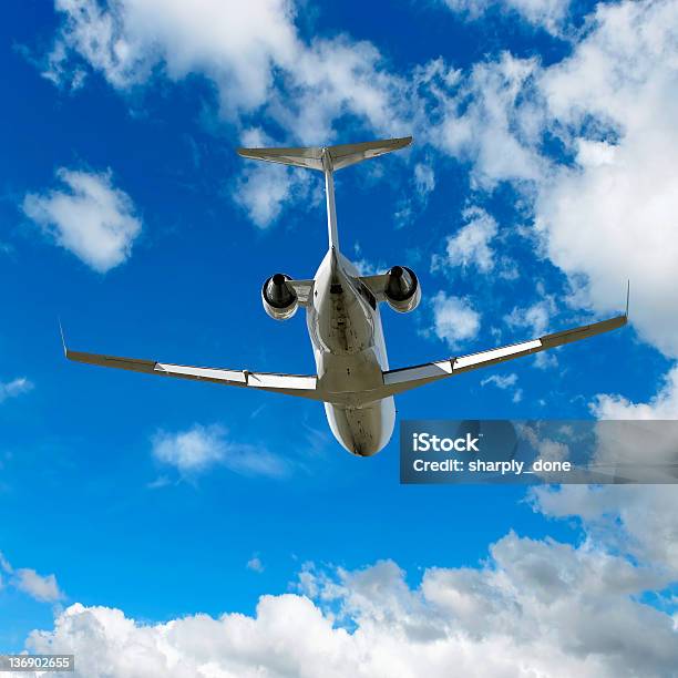 Xl Empresarial Avião A Jato Pousando No Céu Brilhante - Fotografias de stock e mais imagens de Acima