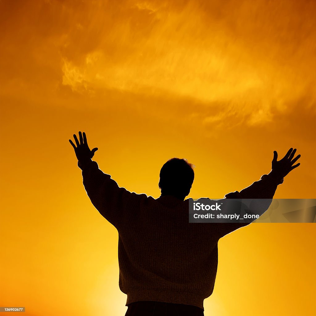 silhouette uomo reverent - Foto stock royalty-free di Gratitudine