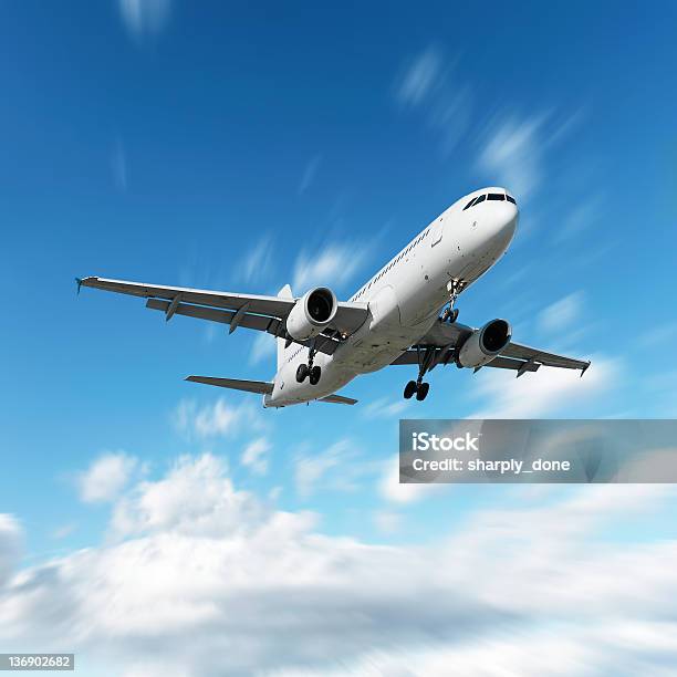 Xl Aereo Jet Atterrando In Motion Blur Sky - Fotografie stock e altre immagini di Aeroplano - Aeroplano, Volare, Decollare - Attività