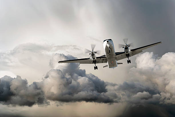 ggg hélice avião pousando no storm - twin propeller - fotografias e filmes do acervo