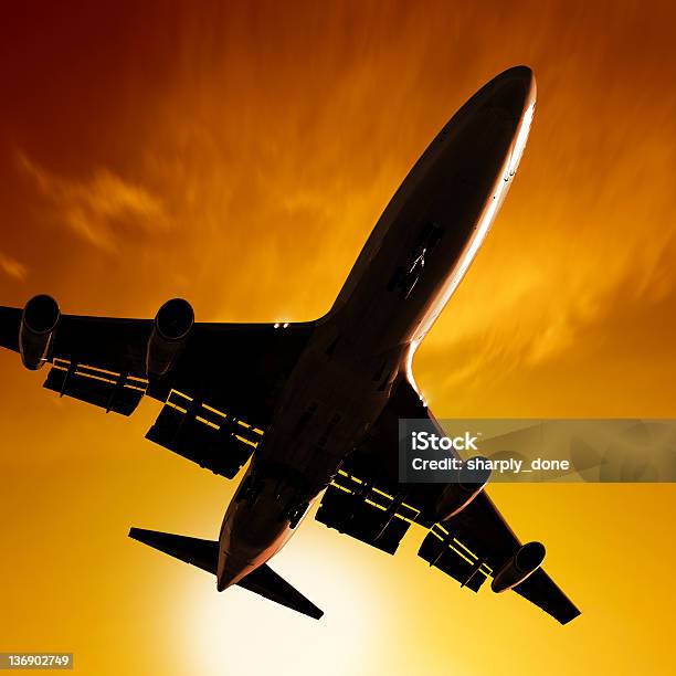 Xl Jumbo Jet Aereo Atterraggio Al Tramonto - Fotografie stock e altre immagini di A mezz'aria - A mezz'aria, Aereo di linea, Aereo-cargo