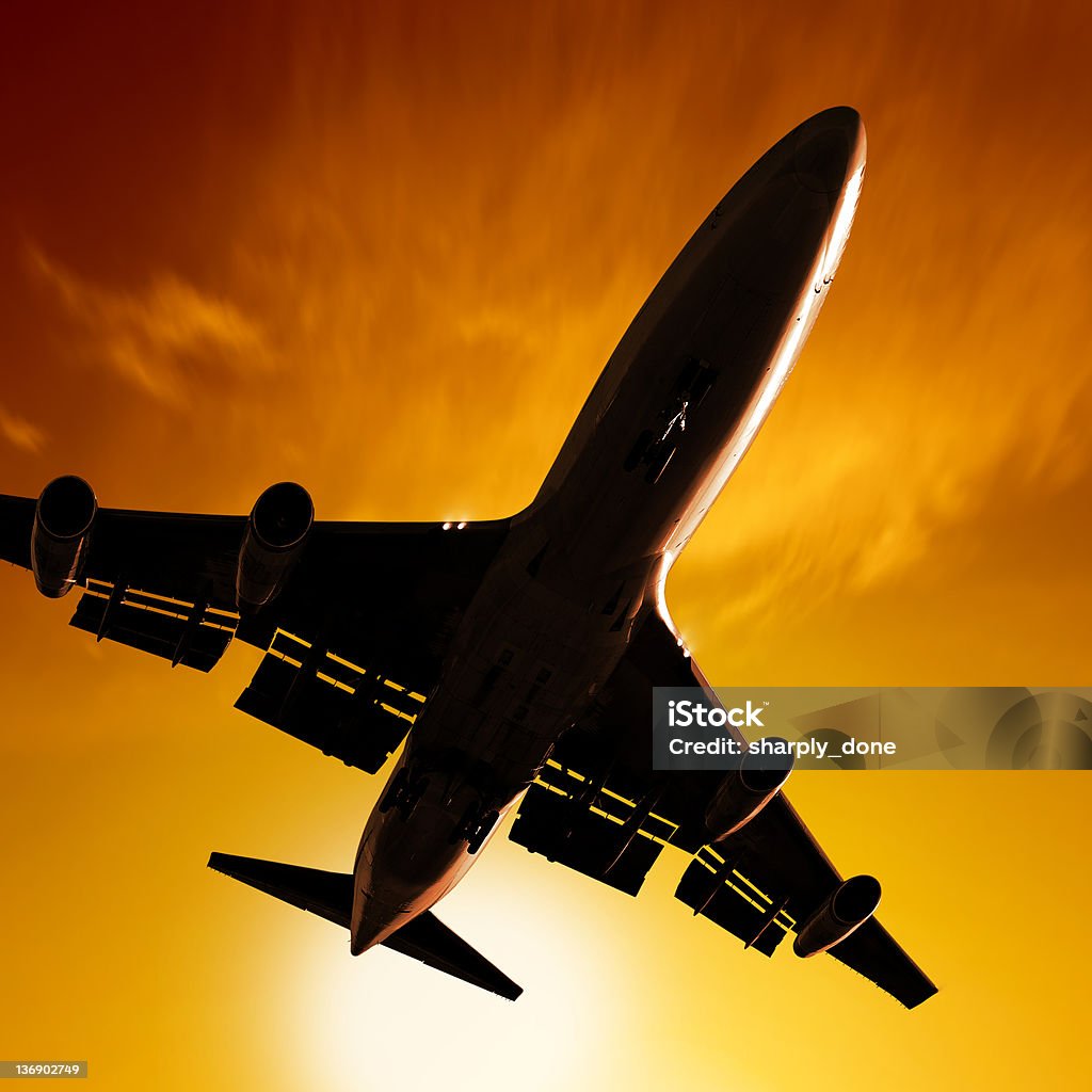 XL jumbojet Avião a pousar ao pôr do sol - Royalty-free Abaixo Foto de stock