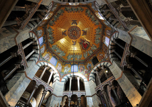 아헨 독일 대성당의 유명한 천장을 살펴보세요. - inner city 뉴스 사진 이미지