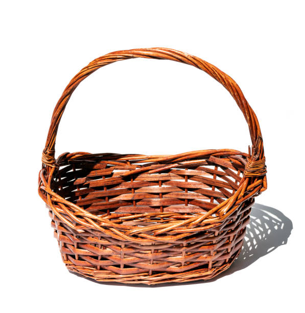 cesta de mimbre vacía con sombra aislada sobre fondo blanco - wicker basket store gift shop fotografías e imágenes de stock