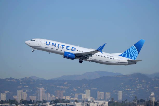 avión boeing 737 de united airlines despegando, aeropuerto internacional de los ángeles (lax) - bowing fotografías e imágenes de stock