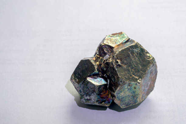 nahaufnahme des chalkopyritminerals. es ist ein kupfer-eisensulfid-mineral und das am häufigsten vorkommende kupfererzmineral. es hat kristallisationen im tetragonalen system. - sulfide stock-fotos und bilder