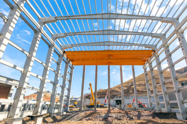 Interior view of the walls, supports, and roof of a precast commercial industrial prefabricated (precast) concrete. It is a construction product produced by casting concrete in a reusable mold. vista interior de las paredes, soportes y techo de un prefabricado industrial prefabricado comercial prefabricado (prefabricado) de hormigón. es un producto de construcción producido mediante la fundición de hormigón en un molde reutilizable.