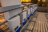 elektrischer-energiespeichertopf-aus-solarzellen-auf-der-fabrik.jpg?b=1&s=170x170&k=20&c=zccwVcRMdHzsnCzAt4TRaKYZTh_HaUxf-590x4yVJQI=
