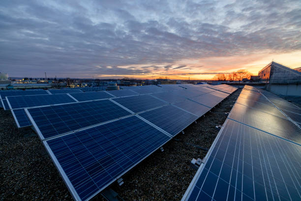 에코 파워, 태양광, 대체 전기 원, 태양광 패널 일몰에 전기 청정 에너지 생성 - industry dusk night sustainable resources 뉴스 사진 이미지
