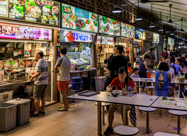 einheimische und touristen, kunden essen im street hawker center in lau pa sat telok ayer market, singapur - markthändler stock-fotos und bilder