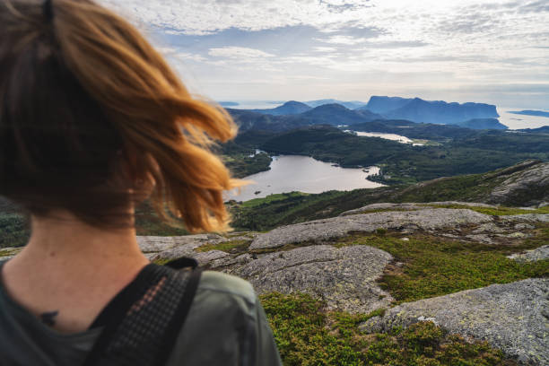 aventures de femmes en plein air: randonnée en norvège au bord d’un fjord - sognefjord photos et images de collection