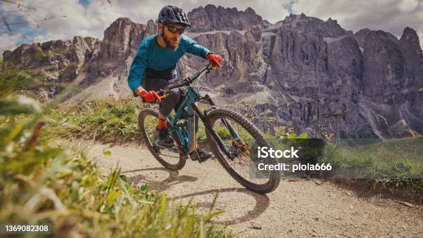 verantwoordelijkheid ketting Manier Mtb Mountain Biking Outdoor On The Dolomitesenduro Discipline Over A Single  Trail Track Stock Photo - Download Image Now - iStock