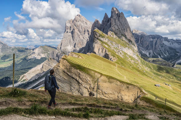 caminhadas na icônica paisagem ao ar livre seceda nas dolomitas - hiking outdoors woods tirol - fotografias e filmes do acervo