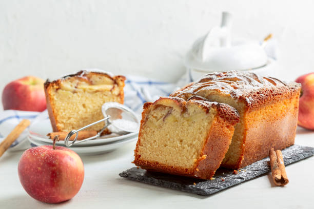 нарезанный яблочный пирог крупным планом. - apple pie apple baked cinnamon стоковые фото и изображения