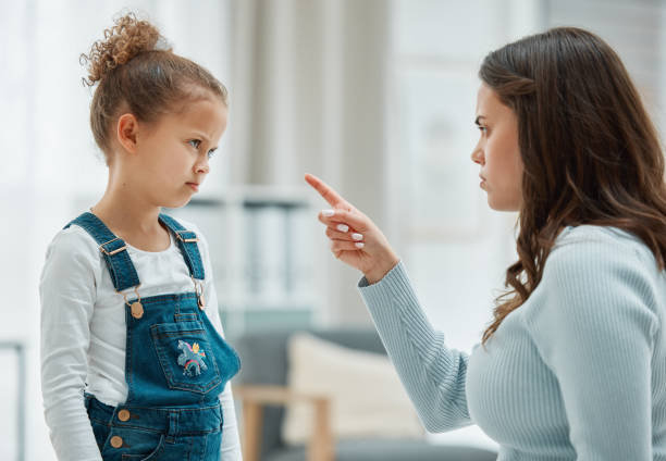 娘を叱る若い母親のショット - scolding ストックフォトと画像