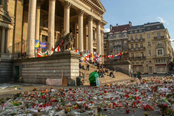 ofertas en el edificio de la bolsa de bruselas. - muslim terrorist fotografías e imágenes de stock