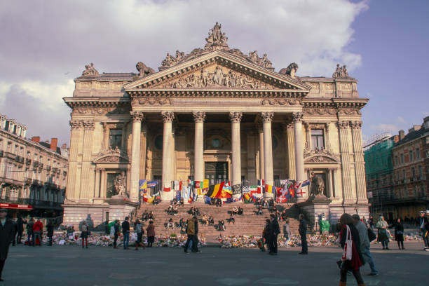 ofertas en el edificio de la bolsa de bruselas. - muslim terrorist fotografías e imágenes de stock