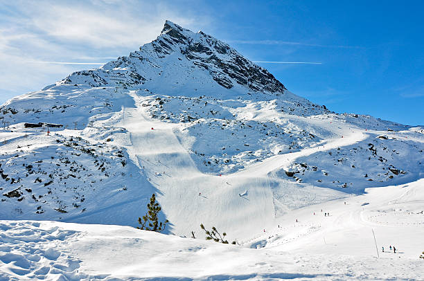 a montanha ballun spitze na áustria - skiurlaub imagens e fotografias de stock