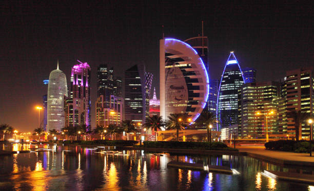 日の出、カタールの間西湾センターのドーハ スカイライン - qatar ストックフォトと画像