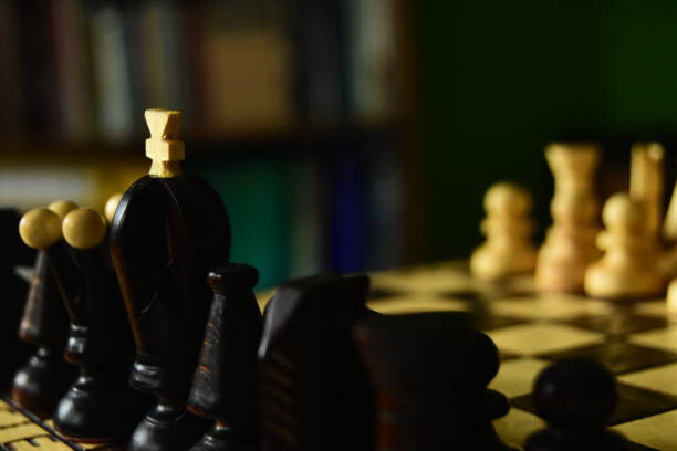 szachy. gra, która wymaga planowania. gra z postaciami, królową, wieżą, rycerzem, biskupem zakończona szachownicą. - chess mate zdjęcia i obrazy z banku zdjęć