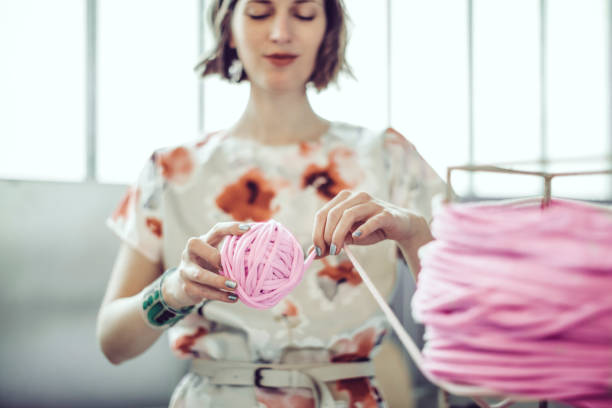 pink color challenge - independence business women manual worker imagens e fotografias de stock