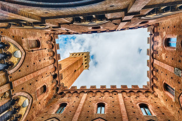 vista de baixo, pátio do palazzo pubblico, siena, itália - italy bell tower built structure building exterior - fotografias e filmes do acervo