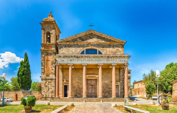 facciata della cattedrale cattolica di montalcino - montalcino foto e immagini stock