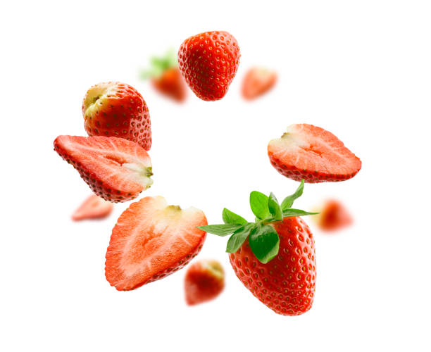 baya de fresa levitando sobre un fondo blanco - strawberry fotografías e imágenes de stock