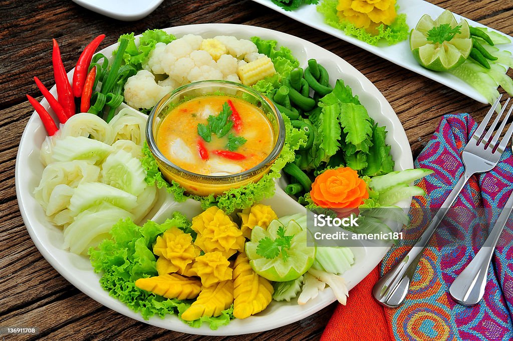 Comida tailandesa original con verduras tallada bien decoradas en placa - Foto de stock de Alimento libre de derechos