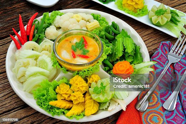 Comida Tailandesa Original Con Verduras Tallada Bien Decoradas En Placa Foto de stock y más banco de imágenes de Alimento