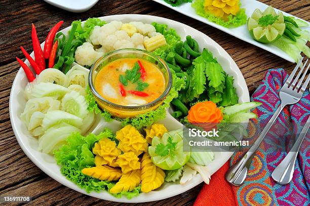Oryginalne Tajski Żywności Z Rzeźbione Warzywa W Dobrze Urządzone Płyta - zdjęcia stockowe i więcej obrazów Azja