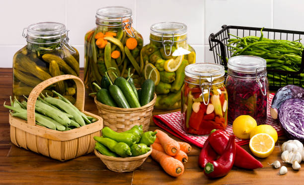 テーブルの上の瓶の中の自家製ピクルス - fruits and vegetables garlic spice saturated color ストックフォトと画像