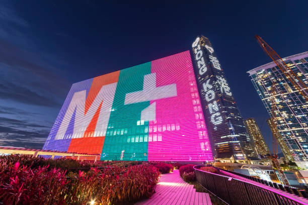 홍콩 시티의 웨스트 구룡 문화 지구에 있는 랜드마크 마천루 국제 상업 센터 및 M+ 박물관 스톡 사진