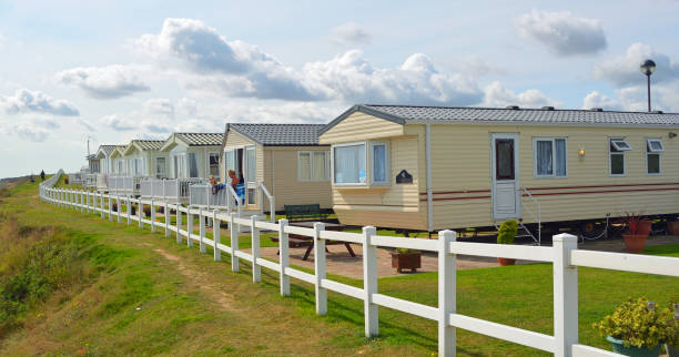 klippen-wohnwagen im sommer, norfolk england - mobiles haus stock-fotos und bilder