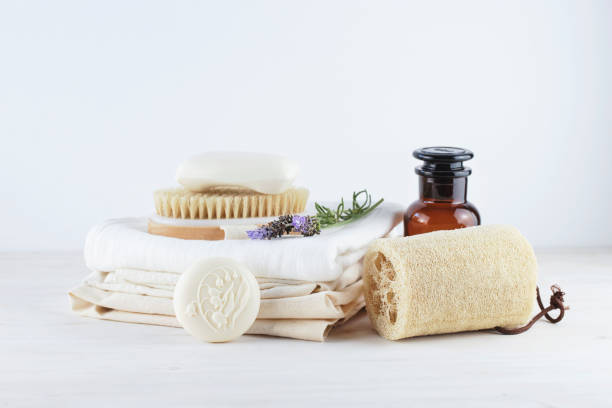 pastillas de jabón, cepillo natural y esponja de lufa sobre fondo claro. - bathroom item fotografías e imágenes de stock