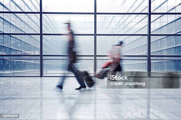 Passeggero In Aeroporto - Fotografie stock e altre immagini di Aeroporto - Aeroporto, Immagine mossa, Riunione commerciale