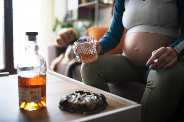 donna incinta che fuma e beve. - abdomen addiction adult alcohol foto e immagini stock